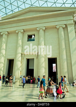 Der Great Court des British Museum zeigt ionischen Säulen am Eingang, Great Russell Street, London, England, Vereinigtes Königreich Stockfoto