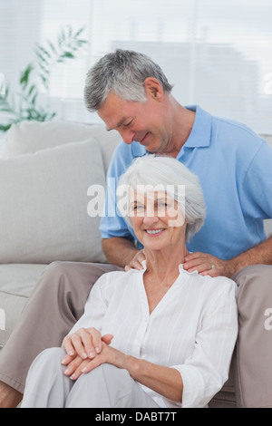 Mann massiert Frau Schultern Stockfoto