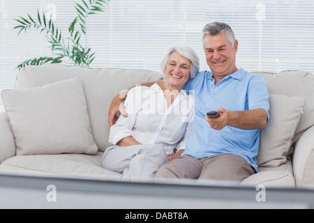 Paar vor dem Fernseher sitzen auf der couch Stockfoto