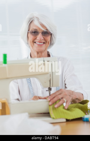 Frau mit der Nähmaschine Stockfoto