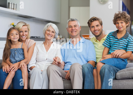 Großfamilie sitzt auf der Couch im Wohnzimmer Stockfoto