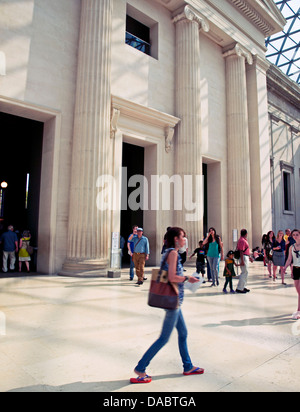 Der Great Court des British Museum zeigt ionischen Säulen am Eingang, Great Russell Street, London, England, Vereinigtes Königreich Stockfoto