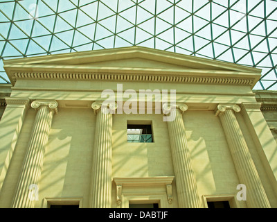 Der Great Court des British Museum zeigt Decke und ionischen Säulen am Eingang, Great Russell Street, London WC1, England Stockfoto