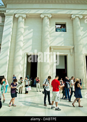 Der Great Court des British Museum zeigt ionischen Säulen am Eingang, Great Russell Street, London, England, Vereinigtes Königreich Stockfoto