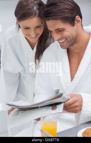Schönes paar lesen Zeitung Stockfoto
