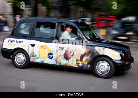 Traditionellen schwarzen Londoner Taxi, Charing Cross, London, England Stockfoto