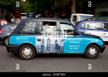 Traditionellen schwarzen Londoner Taxi, Charing Cross, London, England Stockfoto