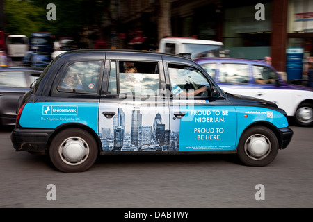 Traditionellen schwarzen Londoner Taxi, Charing Cross, London, England Stockfoto