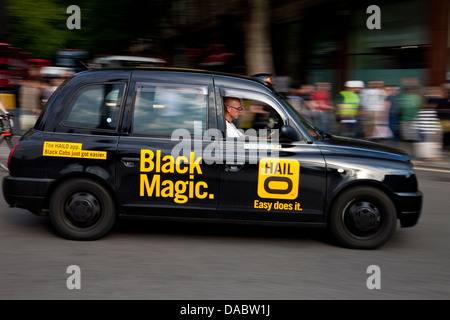 Traditionellen schwarzen Londoner Taxi, Charing Cross, London, England Stockfoto