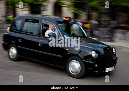 Traditionellen schwarzen Londoner Taxi, Charing Cross, London, England Stockfoto