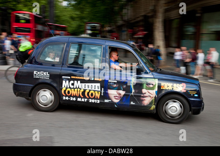 Traditionellen schwarzen Londoner Taxi, Charing Cross, London, England Stockfoto