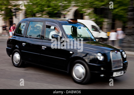 Traditionellen schwarzen Londoner Taxi, Charing Cross, London, England Stockfoto