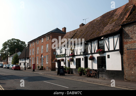 High Street und die sechs Glocken Pub, Thame, Oxfordshire, Vereinigtes Königreich Stockfoto