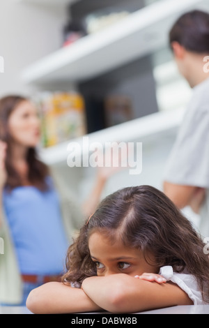 Trauriges Mädchen hören auf seine Eltern streiten Stockfoto