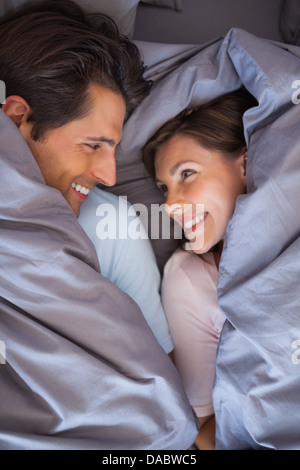 Schönes paar, die Spaß in ihre Decke gehüllt Stockfoto