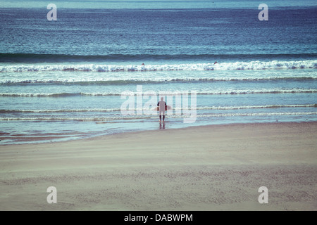 Surfen in der Vazoner Bucht, Guernsey, Großbritannien Stockfoto