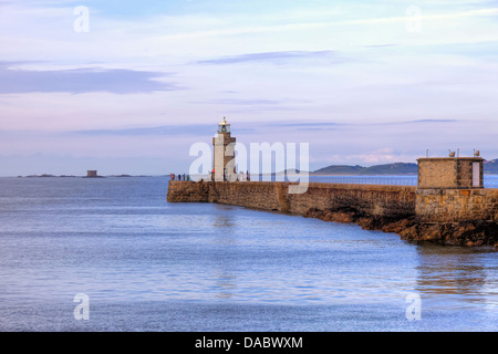 Leuchtturm auf Burg Pier, St. Peter Port, Guernsey, Großbritannien Stockfoto