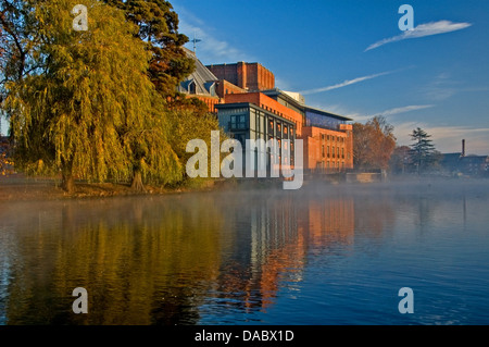 Stratford upon Avon, Royal Shakespeare Theatre am Ufer des Flusses Avon an einem nebligen herbstlichen Morgen. Stockfoto