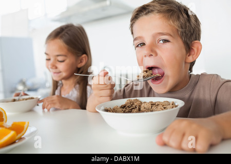 Junge essen Müsli beim Frühstück Stockfoto