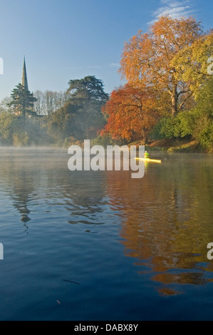 Stratford-upon-Avon und der Turm der Kirche der Heiligen Dreifaltigkeit an einem herbstlichen Morgen am Fluss Avon, Warwickshire Stockfoto