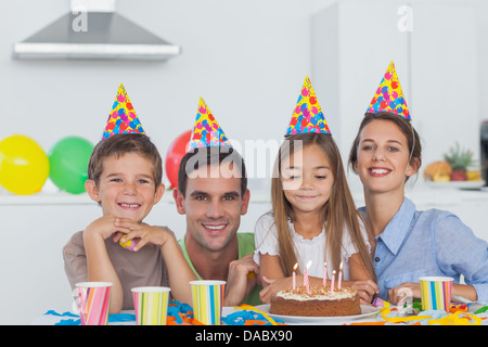 Eltern, die ihre Tochter Geburtstag feiern Stockfoto