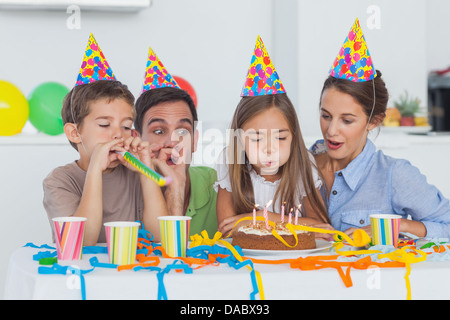 Kleines Mädchen bläst ihre Kerzen während ihrer Geburtstagsparty Stockfoto