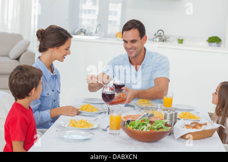 Man serviert Frau während des Abendessens Stockfoto