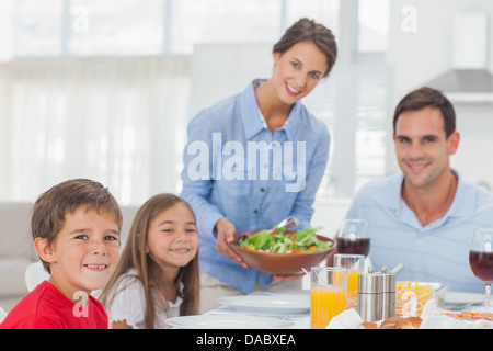 Porträt einer Frau, die einen Salat zu ihrer Familie zu bringen Stockfoto