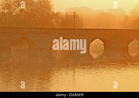 Clopton Bridge, Stratford-upon-Avon ist ein Grad zwei aufgeführten geplanten antiken Monument der Brücke über den Fluss Avon von Hugh Clopton finanziert wurde. Stockfoto