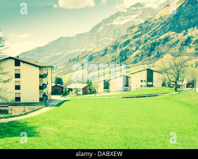 Chalets im Schweizer Bergdorf Stockfoto