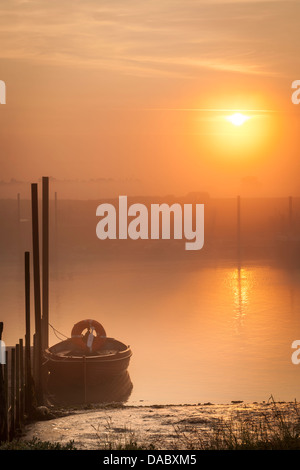 Die Sonne brennt am frühen Morgen Nebel über den kleinen Hafen der Suffolk am Blackshore, Walberswick. Stockfoto