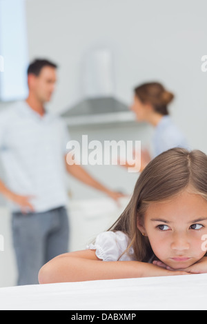 Aufgeregt Mädchen hören Eltern streiten Stockfoto