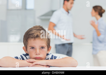 Traurige junge mit Arme verschränkt, während die Eltern streiten Stockfoto