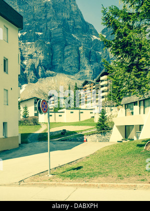 Chalets im Schweizer Bergdorf Stockfoto