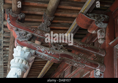 Komplizierte Dach Detail der Dien Thai Hoa oder Palast der obersten Harmonie in der inneren Zitadelle von der Kaiserstadt Hue Stockfoto