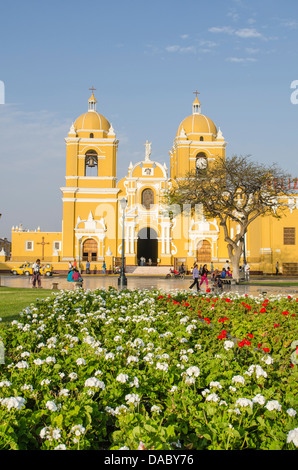 Kathedrale von Trujillo vom Plaza de Armas, Trujillo, Peru, Südamerika Stockfoto