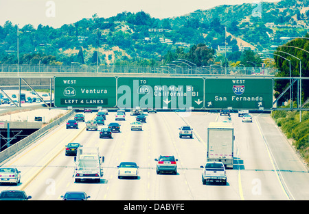 Obenliegende Schild über Autobahn Stockfoto