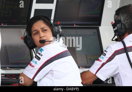 Der Teamchef von Sauber, österreichische Monisha Kaltenborn, während das dritte Training auf der Rennstrecke Nürburgring in Nuerburg, Deutschland, 6. Juli 2013 zu sehen. Foto: Jens Büttner/dpa Stockfoto