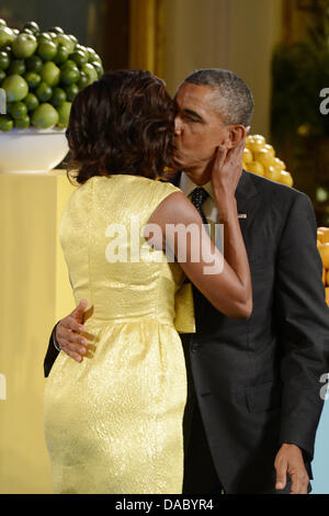 Washington DC, USA. 9. Juli 2013. United States President Barack Obama (R) Küsse First Lady Michelle Obama (L) während der zweiten jährlichen 'Kids' State Dinner"im East Room des weißen Hauses in Washington DC, USA, 9. Juli 2013. Die "State Dinner" bietet eine Auswahl an Rezepten zu gewinnen und erkennt vierundfünfzig Gewinner aus allen US-Bundesstaaten, drei Territorien und dem District Of Columbia. Bildnachweis: Michael Reynolds / Pool über CNP/Dpa/Alamy Live News Stockfoto