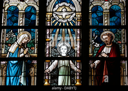 Die Heilige Familie, dargestellt in einem Glasfenster St. Salvators Kathedrale, Brügge, West-Flandern, Belgien, Europa Stockfoto