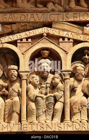 Detail das Tympanon Darstellung der jüngsten Gericht mit Himmel, Abteikirche Sainte-Foy de Conques, Midi-Pyrenäen, Frankreich Stockfoto
