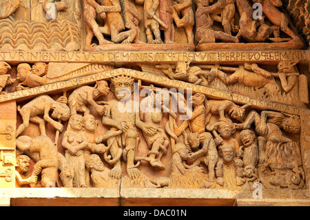 Detail das Tympanon zeigt das jüngste Gericht und Hölle, Abteikirche Sainte-Foy de Conques, Conques, Midi-Pyrenäen, Frankreich Stockfoto