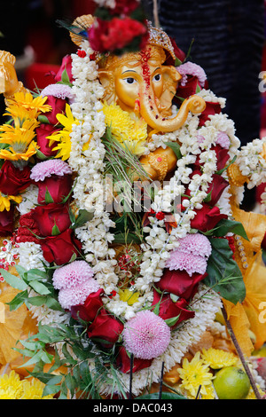 Statue der Hindu Gott Ganesh mit Girlanden, Paris, Frankreich, Europa Stockfoto