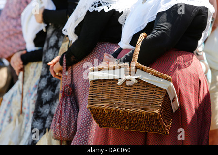 Frauen in traditionellen Kostümen bei Les Saintes-Maries-de-la-Mer, Bouches-du-Rhône, Provence, Frankreich, Europa Stockfoto