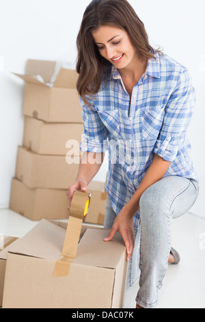 Frau eine Box Verpackung Stockfoto