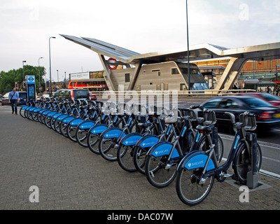 'Boris Bike' Vermietung Fahrradständer zeigt Vauxhall Station, London, England, Vereinigtes Königreich Stockfoto