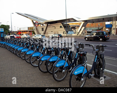 'Boris Bike' Vermietung Fahrradständer zeigt Vauxhall Station, London, England, Vereinigtes Königreich Stockfoto