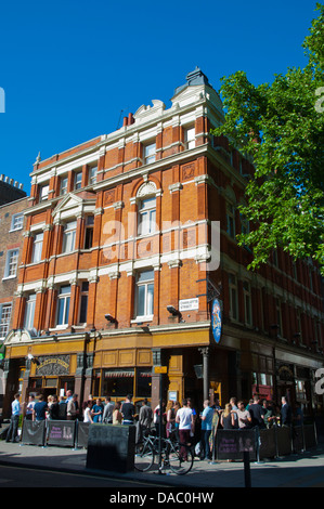 Menschen stehen vor Fitzroy Taverne an einem sonnigen Sommertag Fitzrovia Bezirk central London England Großbritannien UK Europe Stockfoto