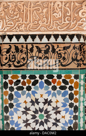 Kalligraphie und Zellij im Innenhof, Ben Youssef Meders, der UNESCO, Marrakesch, Marokko Stockfoto