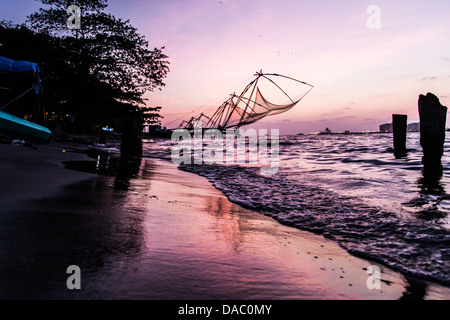 Traditionellen chinesischen Fischernetze, Kochi, Kerala, Indien Stockfoto